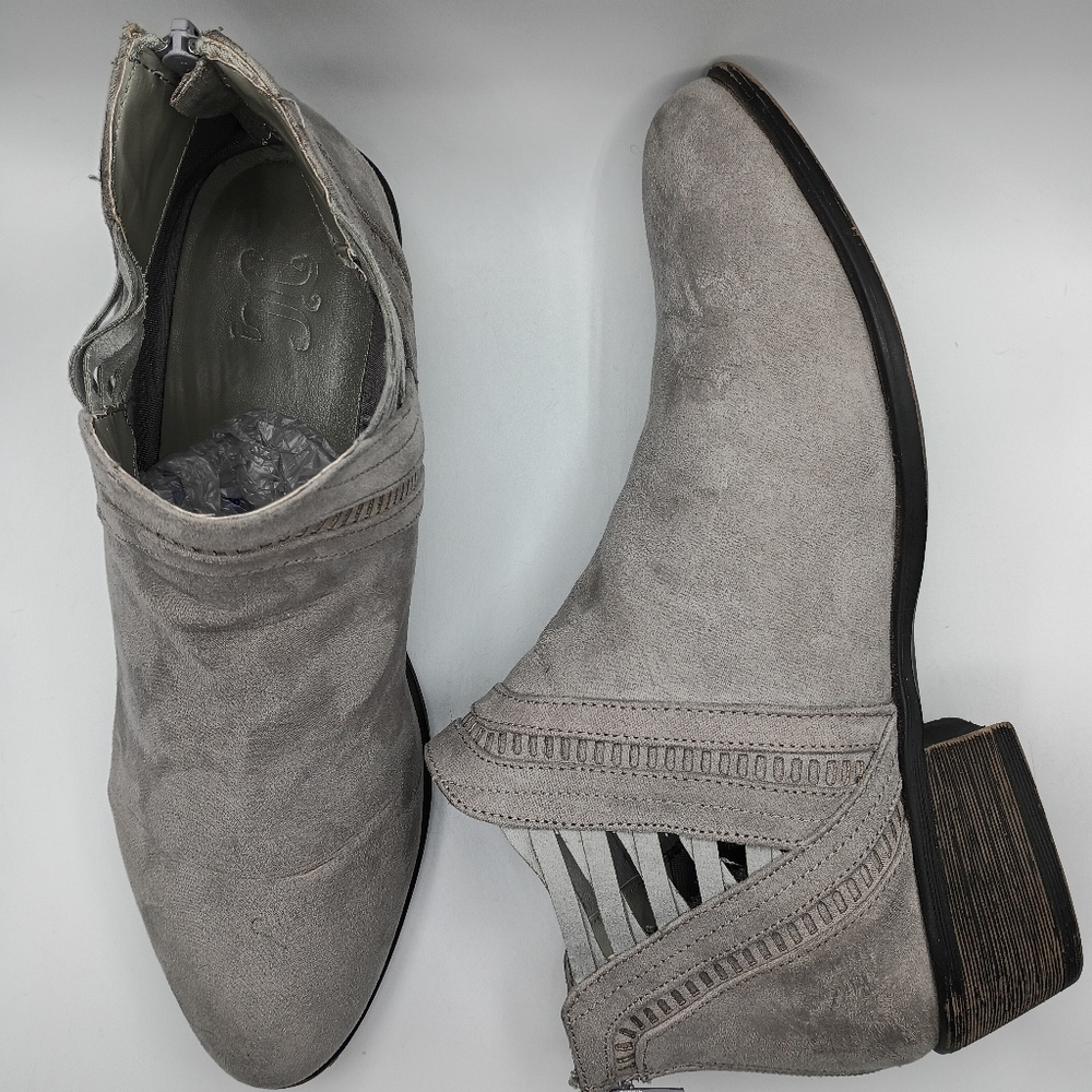 🔥SALE🔥Journee Collection Jeni Gray Faux Suede Ankle Boots Size 11 - Picture 4 of 9